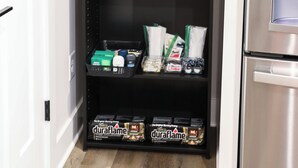 Een opslagruimte met planken vol verschillende levensmiddelen en huishoudelijke artikelen.