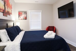 2 bedrooms, free WiFi, bed sheets - Brand-New Modern Lowell Lodge w/ Firepit & Fenced Yard (Lowell)