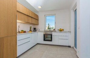 Fridge, oven, stovetop, coffee/tea maker - Gorgeous home in Privlaka with sauna (Privlaka)