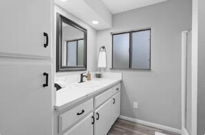 Shower, towels - Mountain View 4B/2B Home (Valley Center)