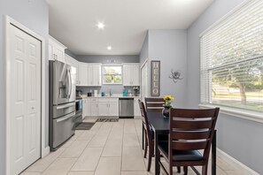 Microondas, horno, parrilla de estufa y lavavajillas 