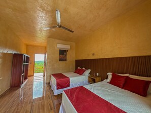 Standaard Twin kamer, balkon, uitzicht op tuin | Donsdekens, verduisterende gordijnen, een strijkplank/strijkijzer