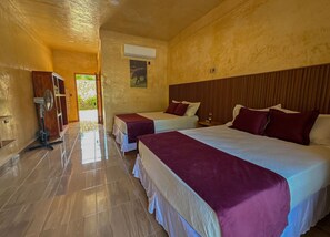 Habitación estándar con 2 camas individuales, balcón, vista al jardín | Cortinas blackout, tabla de planchar con plancha y wifi gratis 