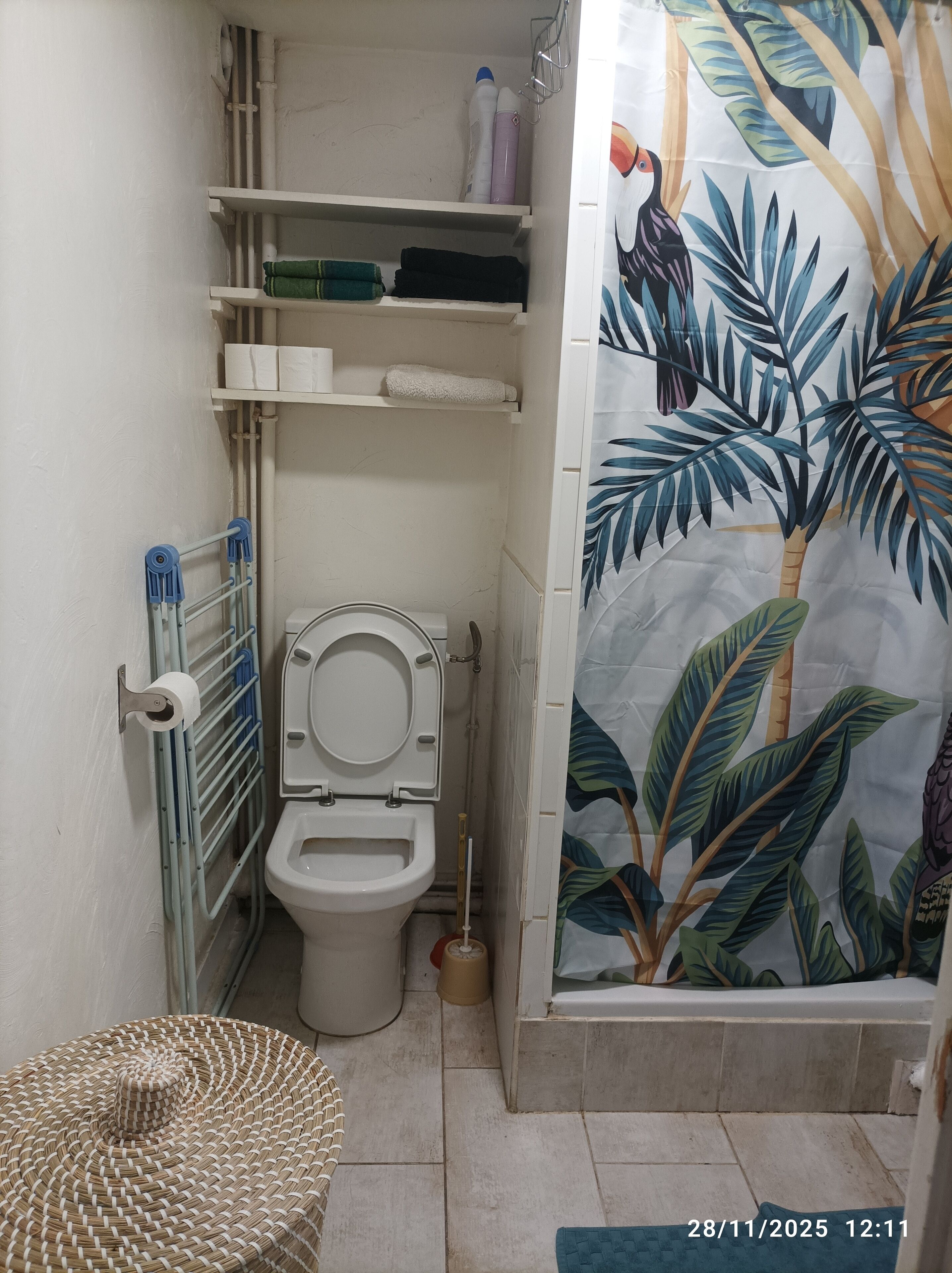 Douche, serviettes fournies, papier toilette