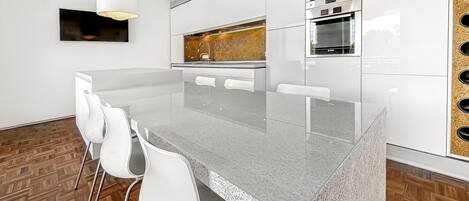 Micro-ondes, four, plaque de cuisson, lave-vaisselle