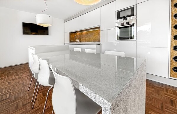 Microondas, horno, parrilla de estufa y lavavajillas