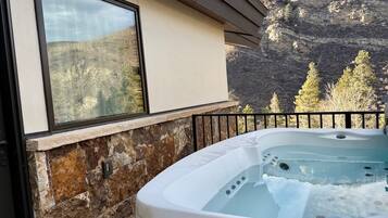 Tina de hidromasaje al aire libre