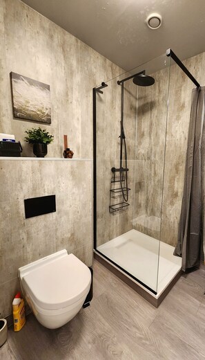 تجهيزات دش، مجففات شعر، مناشف، صابون