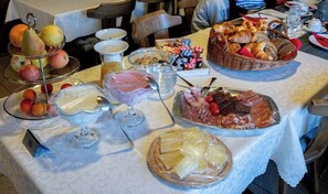 Daily buffet breakfast (CHF 20 per person)