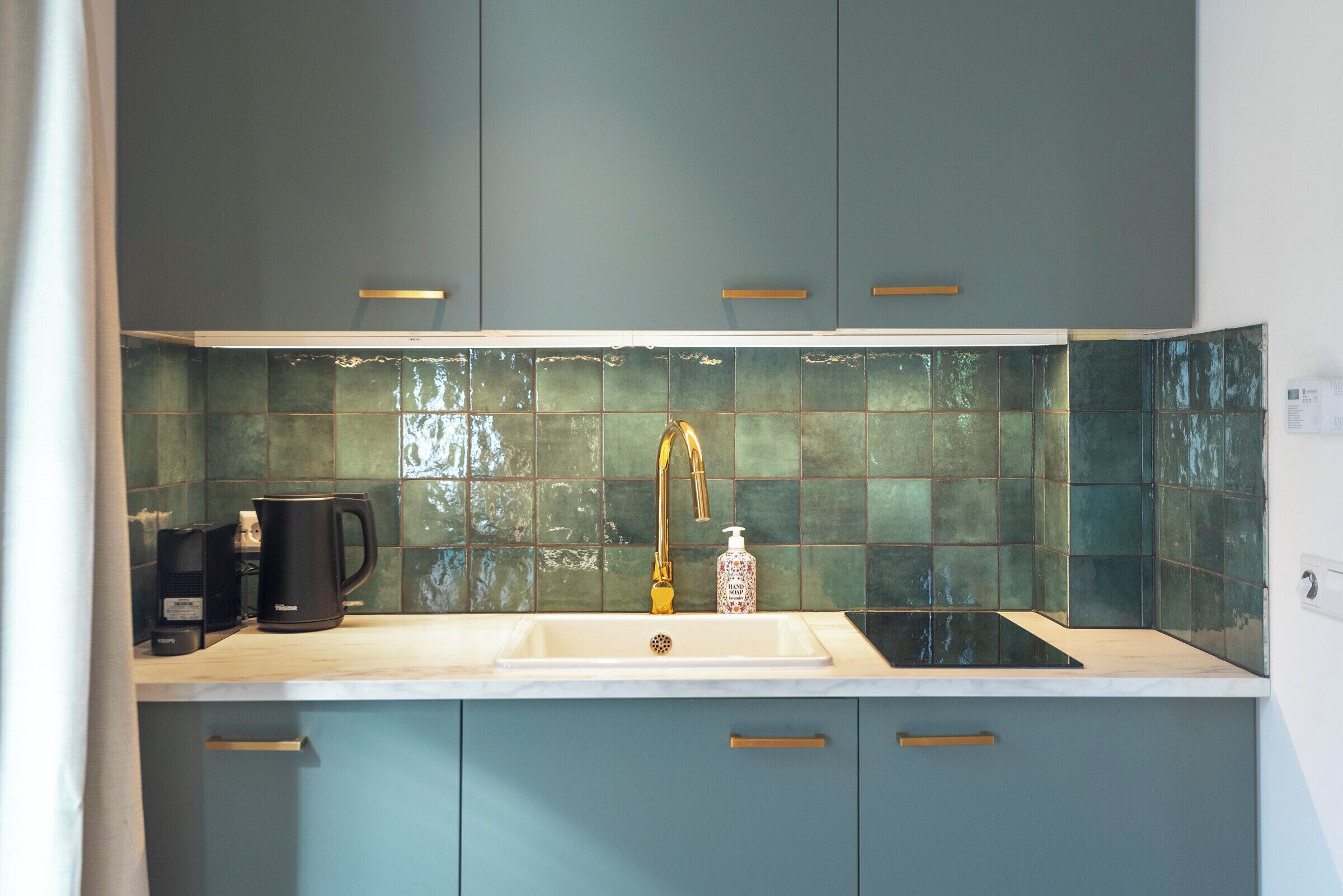 Fridge, dishwasher, coffee/tea maker