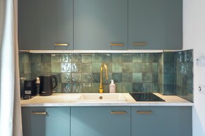 Réfrigérateur, micro-ondes, plaque de cuisson, lave-vaisselle