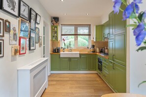 Fridge, oven, stovetop, coffee/tea maker