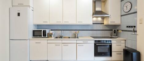 冷蔵庫、電子レンジ、コンロ、食器洗い機