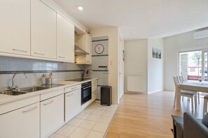 ثلاجة، ميكروويف، موقد طهي مسطح، غسالة أطباق