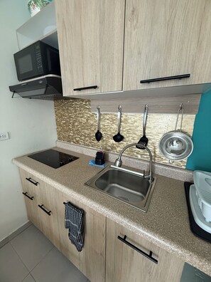 Refrigerador, microondas, placa de cocina, cafetera/tetera