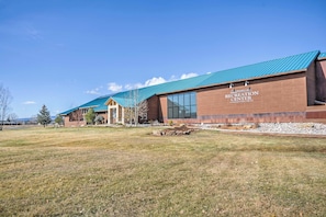 Un bâtiment sur lequel on peut lire l’inscription : « Centre de loisirs de Pecos Lakes ».