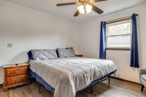 3 bedrooms, desk, iron/ironing board, Internet - Peaceful 'Lemon Drop Inn' Retreat in Terre Haute (Terre Haute)