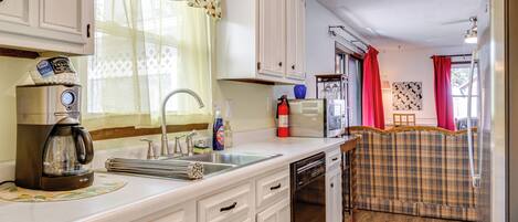 Réfrigérateur, micro-ondes, plaque de cuisson, lave-vaisselle