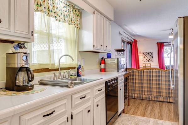 Fridge, microwave, stovetop, dishwasher