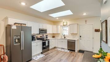 Jääkaappi, mikroaaltouuni, liesi, astianpesukone