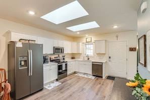 Jääkaappi, mikroaaltouuni, liesi, astianpesukone