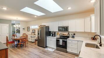 Jääkaappi, mikroaaltouuni, liesi, astianpesukone