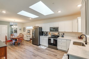 Jääkaappi, mikroaaltouuni, liesi, astianpesukone