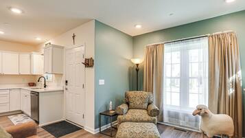 Televisio, takka, kirjoja