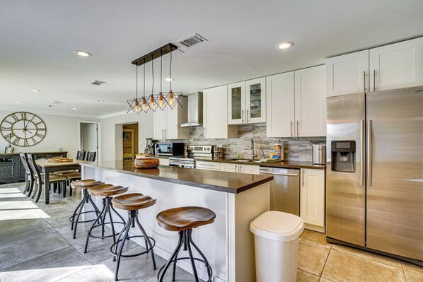 Kjøleskap, mikrobølgeovn, kokeplater og oppvaskmaskin