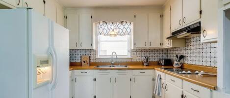 Refrigerador, microondas, cafetera y tetera y tostadora