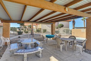 Outdoor dining - Pool, Lake & Sun! Havasu Hot Spot By London Bridge (Lake Havasu City)