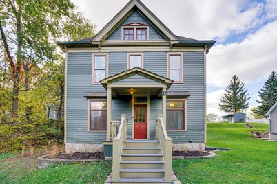 Near Colleges: Pet-Friendly Duplex in Northfield!