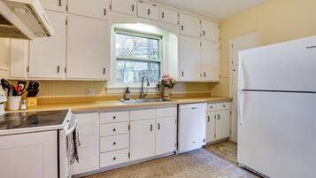 Frigorífic, microones, placa de cuina i rentaplats