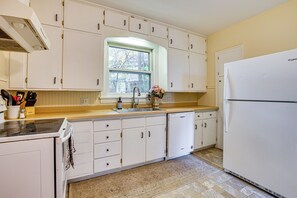 Réfrigérateur, micro-ondes, plaque de cuisson, lave-vaisselle