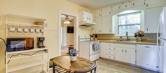 Near Colleges: Pet-Friendly Duplex in Northfield!