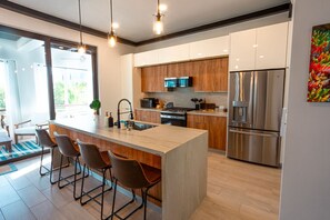 Geladeira, micro-ondas, fogão, cooktop