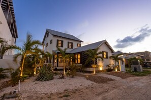 Exterior - Paradise Palms & The Pool Club at Mahogany Bay (San Pedro)