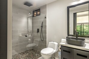 Shower, hair dryer, towels, soap - Superhost Luxury 6-bedroom house on 4 acres in Savegre, with 2 pools and a gym (Savegre de Aguirre)