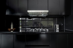 Private kitchen - Superhost Luxury 6-bedroom house on 4 acres in Savegre, with 2 pools and a gym (Savegre de Aguirre)