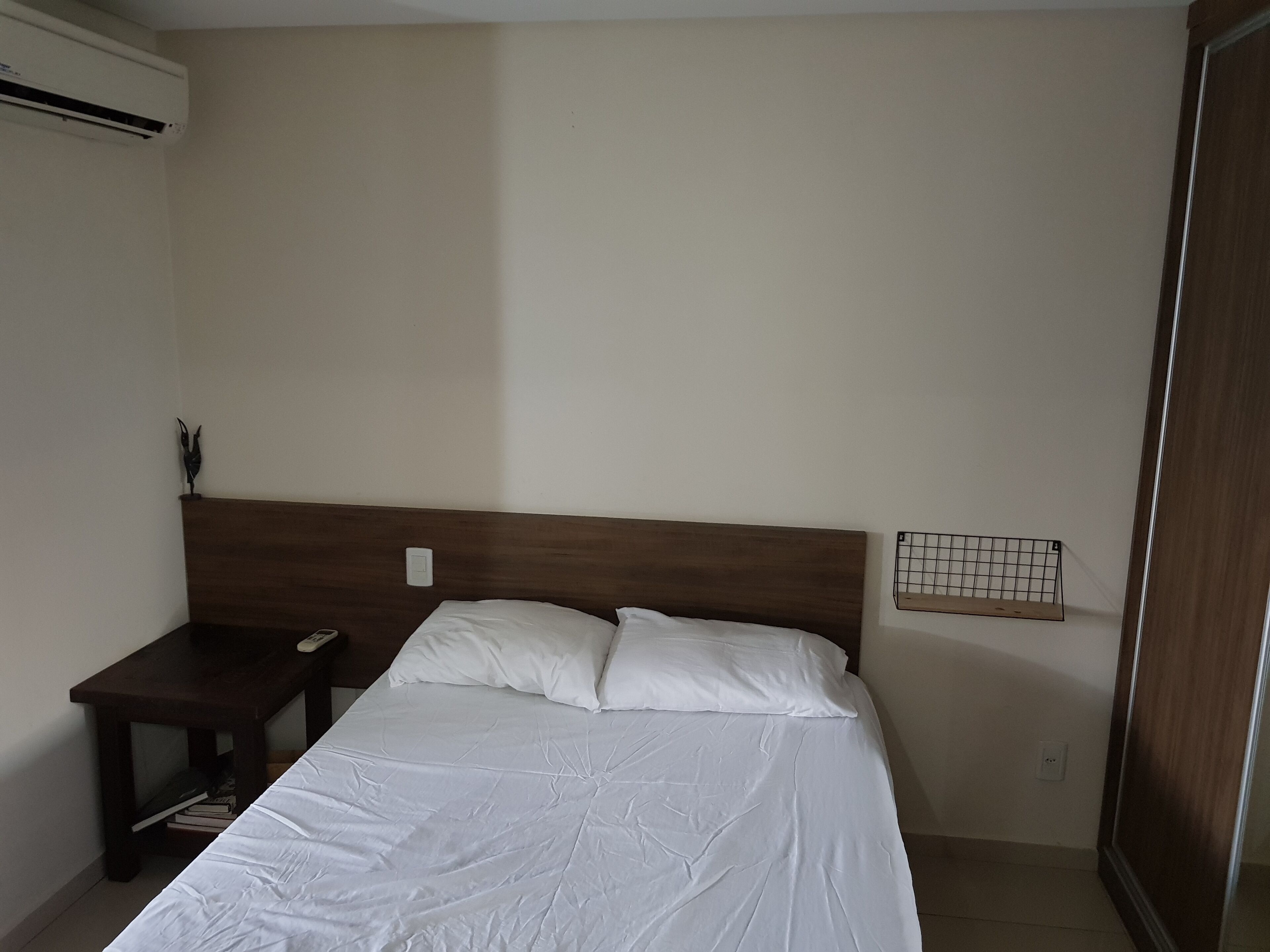 Tabla de planchar con plancha, wifi y ropa de cama 