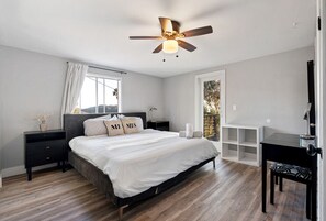 2 bedrooms, desk, WiFi, bed sheets