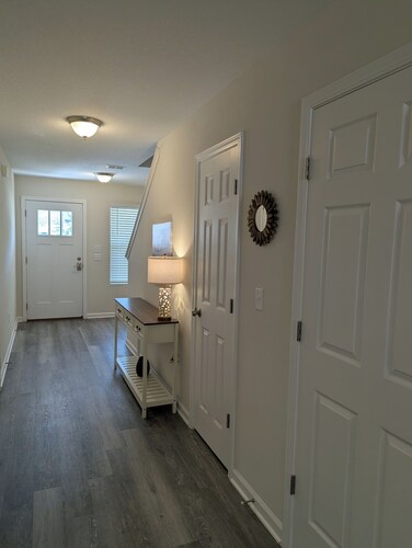 Charming, Spacious 3-bedroom townhome with AC in Jacksonville