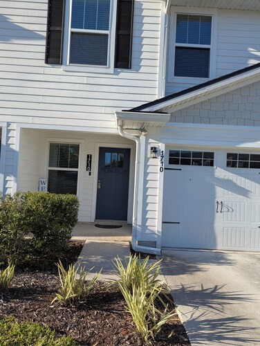 Charming 3-bedroom townhome with AC in Jacksonville