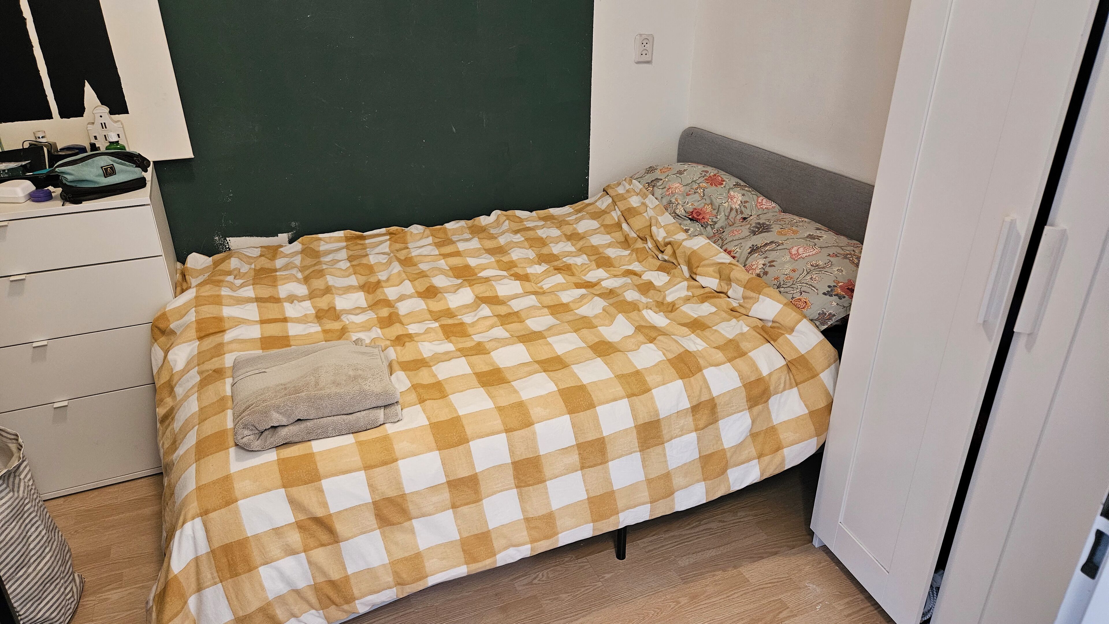 1 dormitorio, tabla de planchar con plancha, wifi y ropa de cama