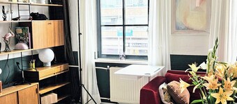 Cozy 1 bedroom apartment facing canal