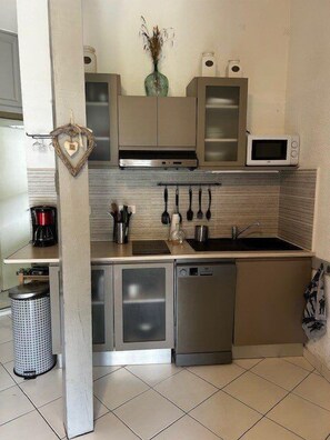 Fridge, microwave, dishwasher, cookware/dishes/utensils - Les Motels du Golf 11 (MOLIETS ET MAA)