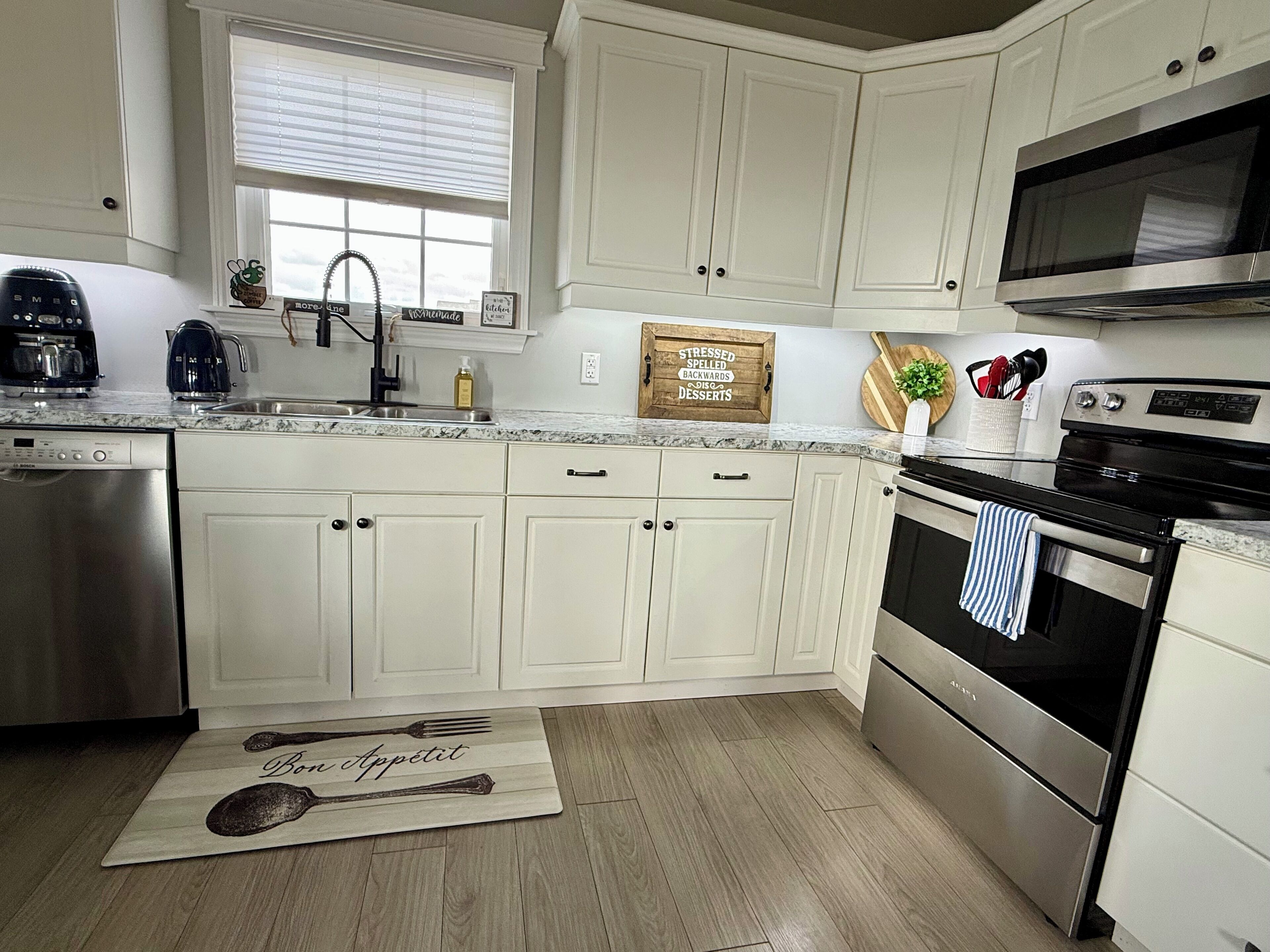 Een koelkast, een microgolfoven, een oven, een kookplaat