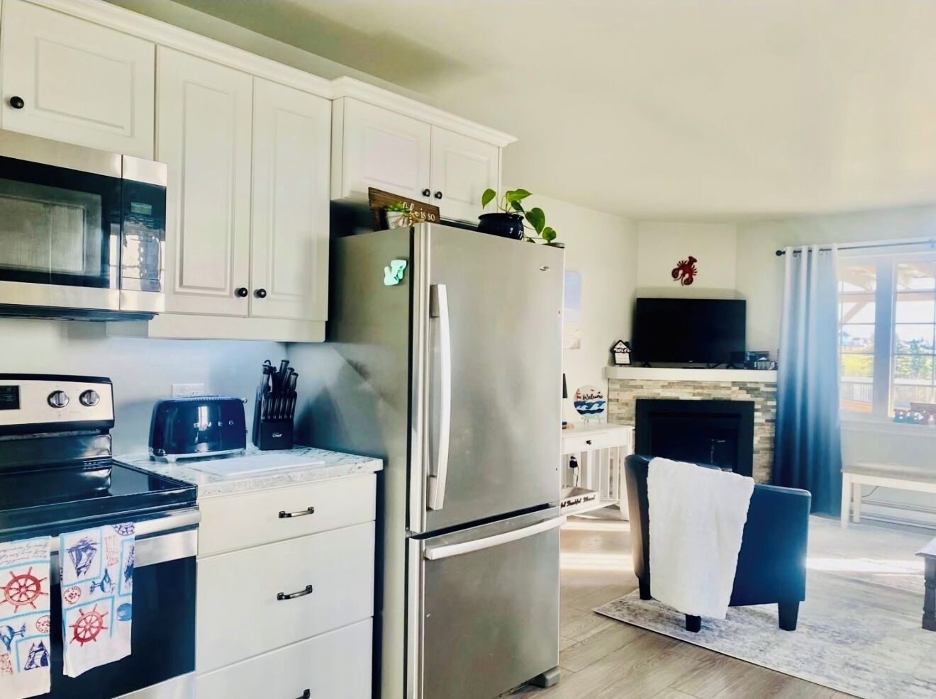 Refrigerador, microondas, horno y parrilla de estufa 