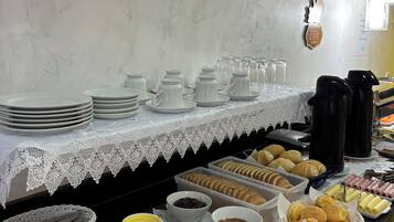 Café da manhã com buffet grátis todos os dias
