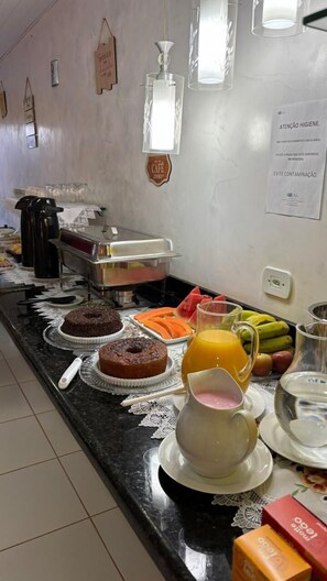 بوفيه فطور مجانًا يوميًا